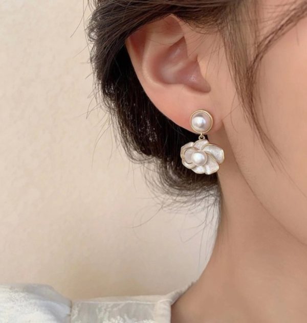 Natural Camellia Original pearl Earrings.