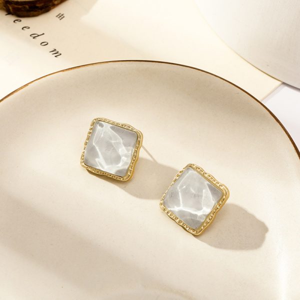 Varsatile Earring White.